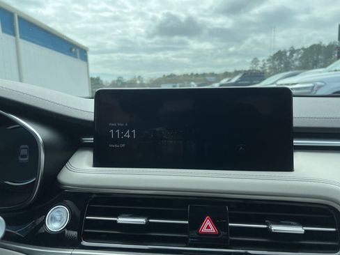 Used 2025 Genesis G70 2.5T image 10