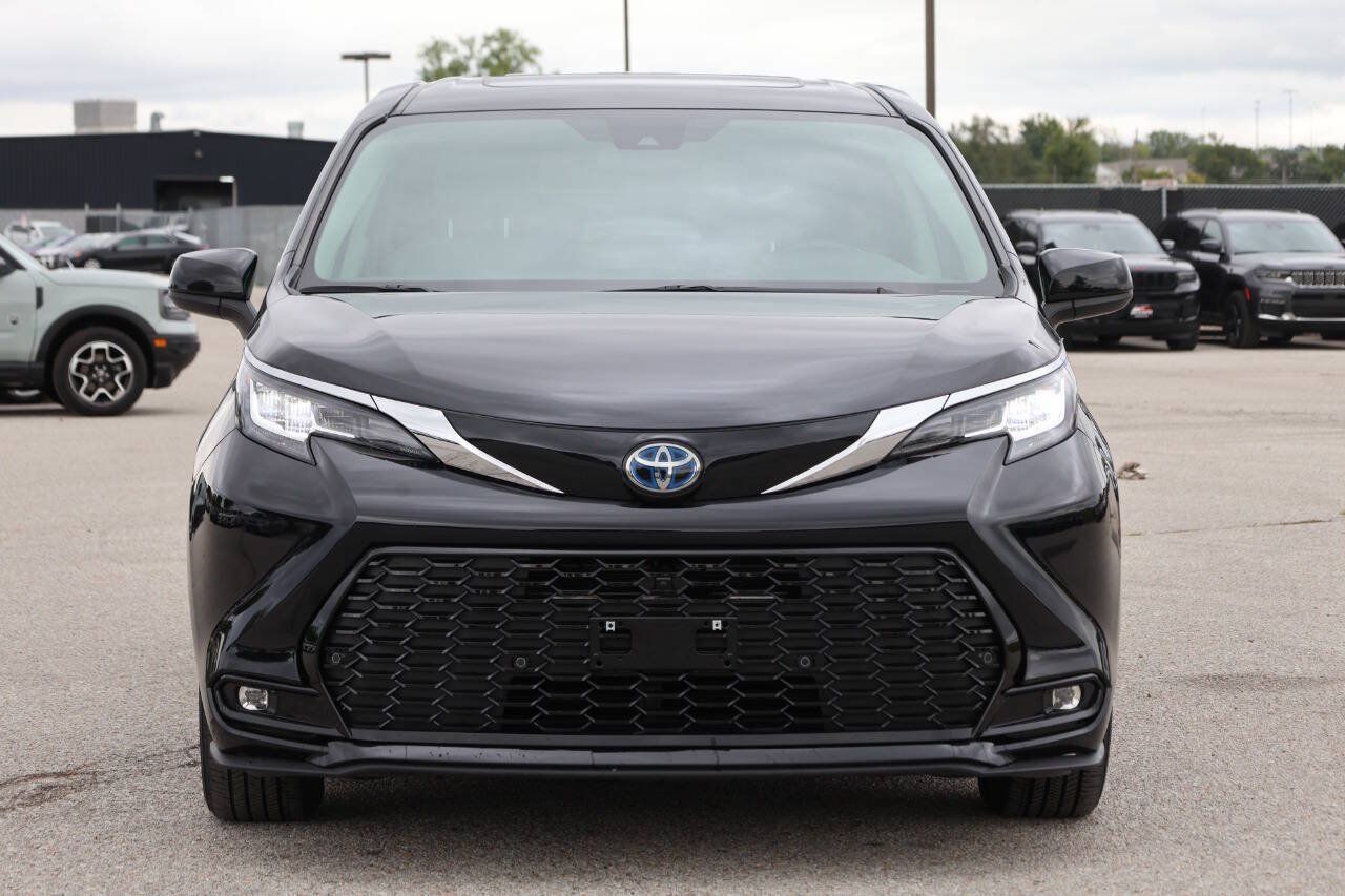 Used 2021 Toyota Sienna XLE FWD image 2