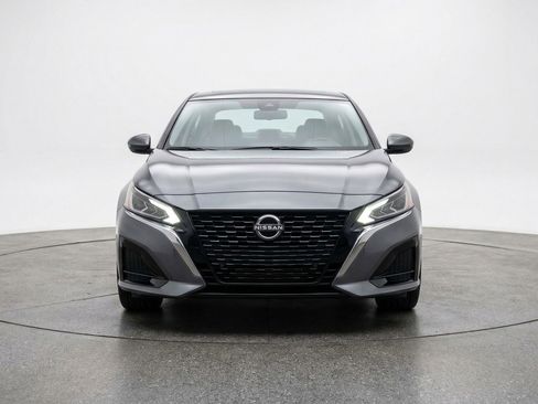 Used 2025 Nissan Altima 2.5 SV FWD image 2