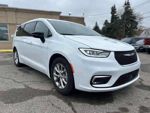 Used 2026 Chrysler Pacifica Limited image 3