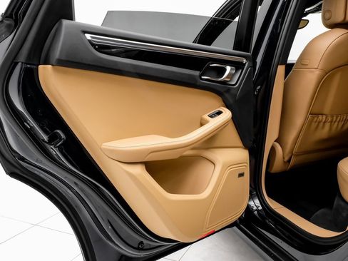 Used 2018 Porsche Macan image 43