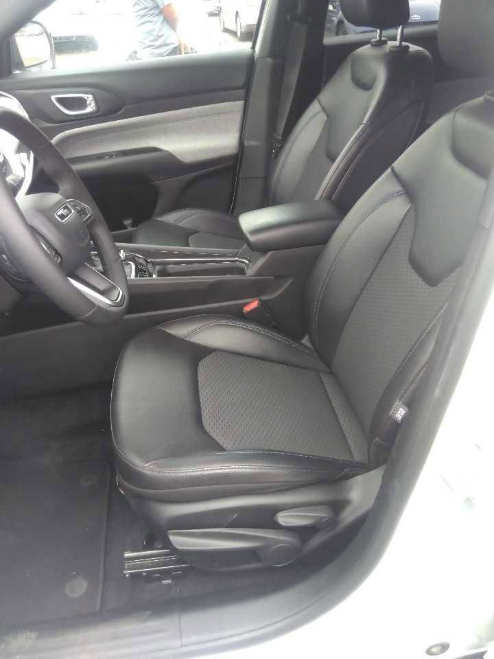 Used 2025 Jeep Compass Latitude AWD/4WD image 4