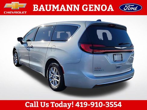 Used 2024 Chrysler Pacifica Touring-L FWD image 3