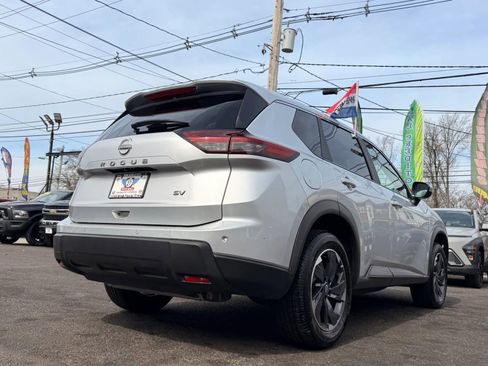 Used 2024 Nissan Rogue SV image 9