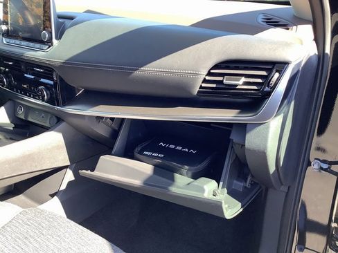 Used 2023 Nissan Rogue SV image 39