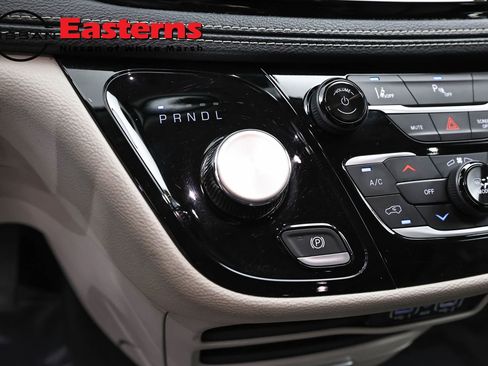 Used 2023 Chrysler Pacifica Touring-L FWD image 13