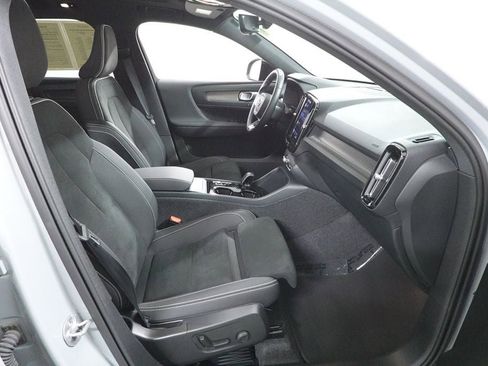 Used 2025 Volvo XC40 B5 Plus AWD/4WD image 31