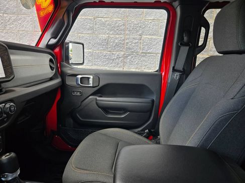 Used 2024 Jeep Wrangler Unlimited AWD/4WD image 32