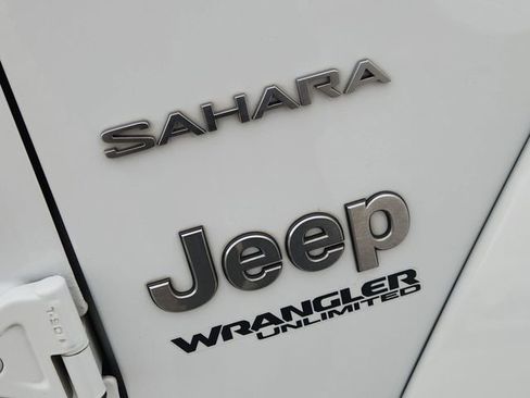 Used 2018 Jeep Wrangler Unlimited Sahara AWD/4WD image 31