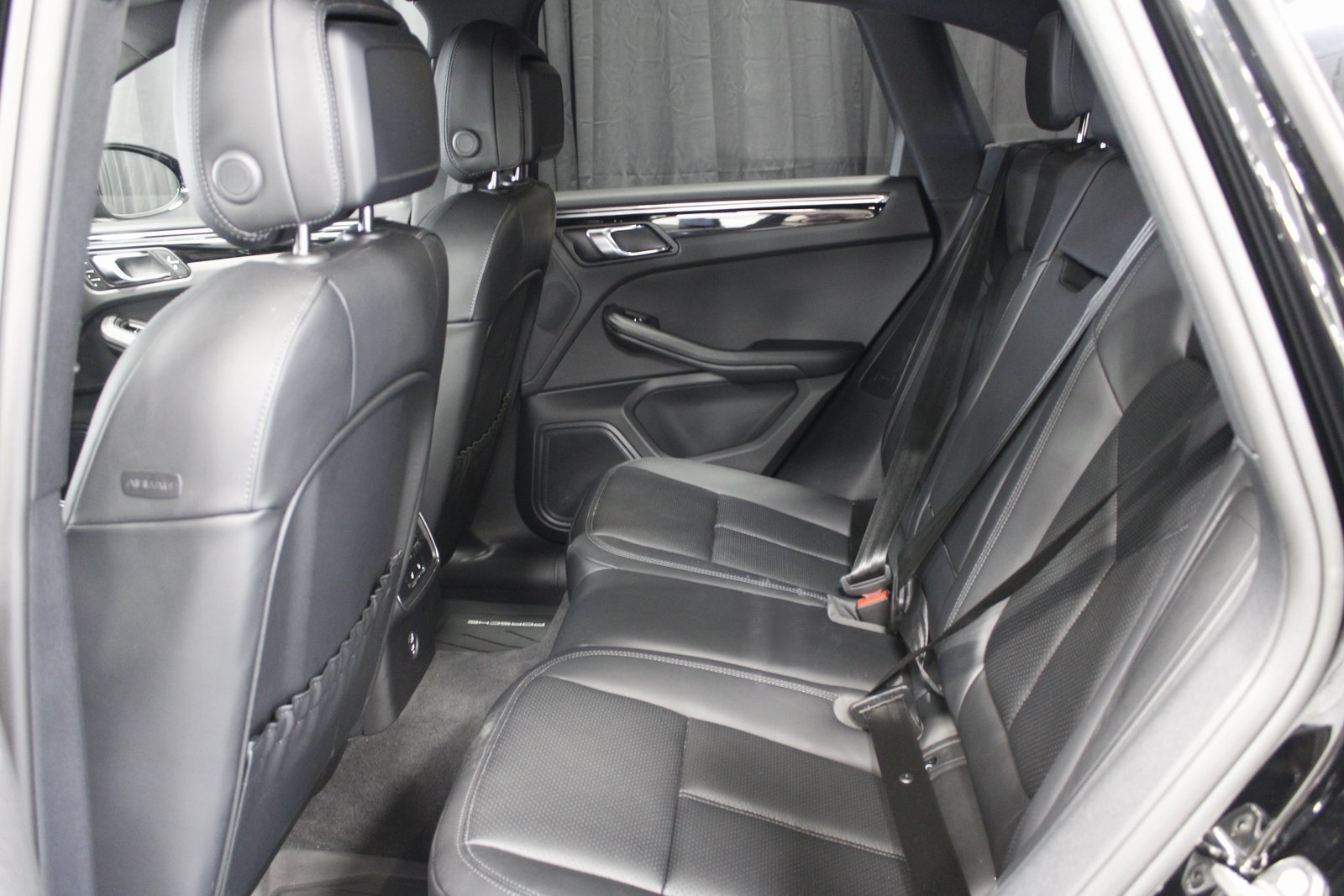 Certified 2025 Porsche Macan AWD/4WD image 21