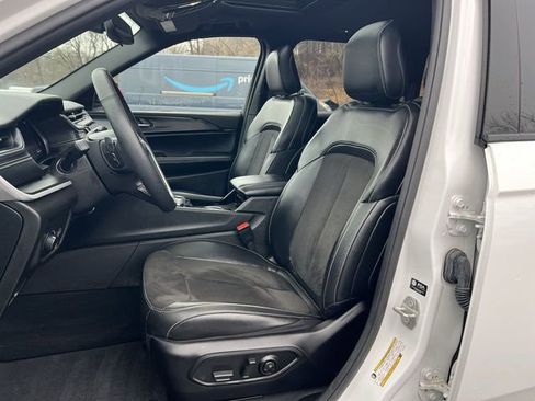 Used 2023 Jeep Grand Cherokee Altitude AWD/4WD image 15
