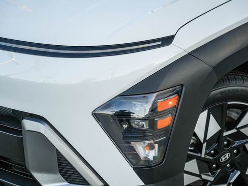 Used 2025 Hyundai Kona SEL FWD image 2