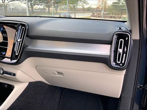 Used 2021 Volvo XC40 T5 Momentum w/ Premium Package image 17