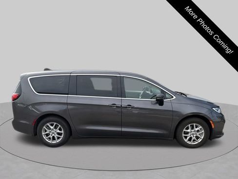 Used 2023 Chrysler Pacifica Touring-L FWD image 4