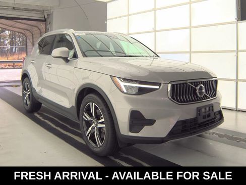 Used 2025 Volvo XC40 B5 Core image 17