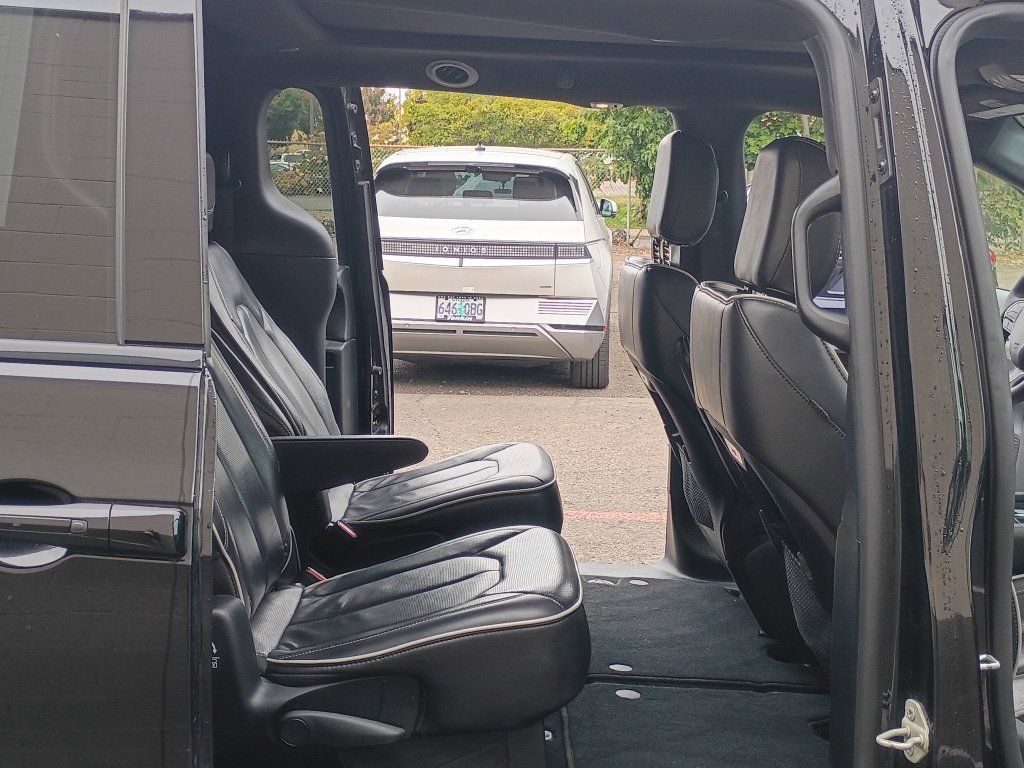 Used 2025 Chrysler Pacifica Limited FWD image 18