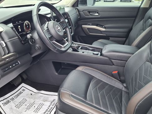 Used 2023 Nissan Pathfinder Platinum AWD/4WD image 9