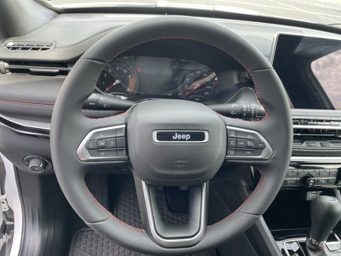 Used 2024 Jeep Compass Trailhawk AWD/4WD image 10