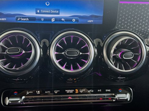 Used 2025 Mercedes-Benz GLB 250 4MATIC image 24