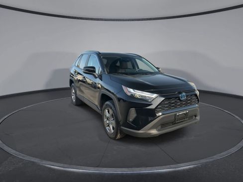 Used 2022 Toyota RAV4 XLE w/ Convenience Package AWD/4WD image 2