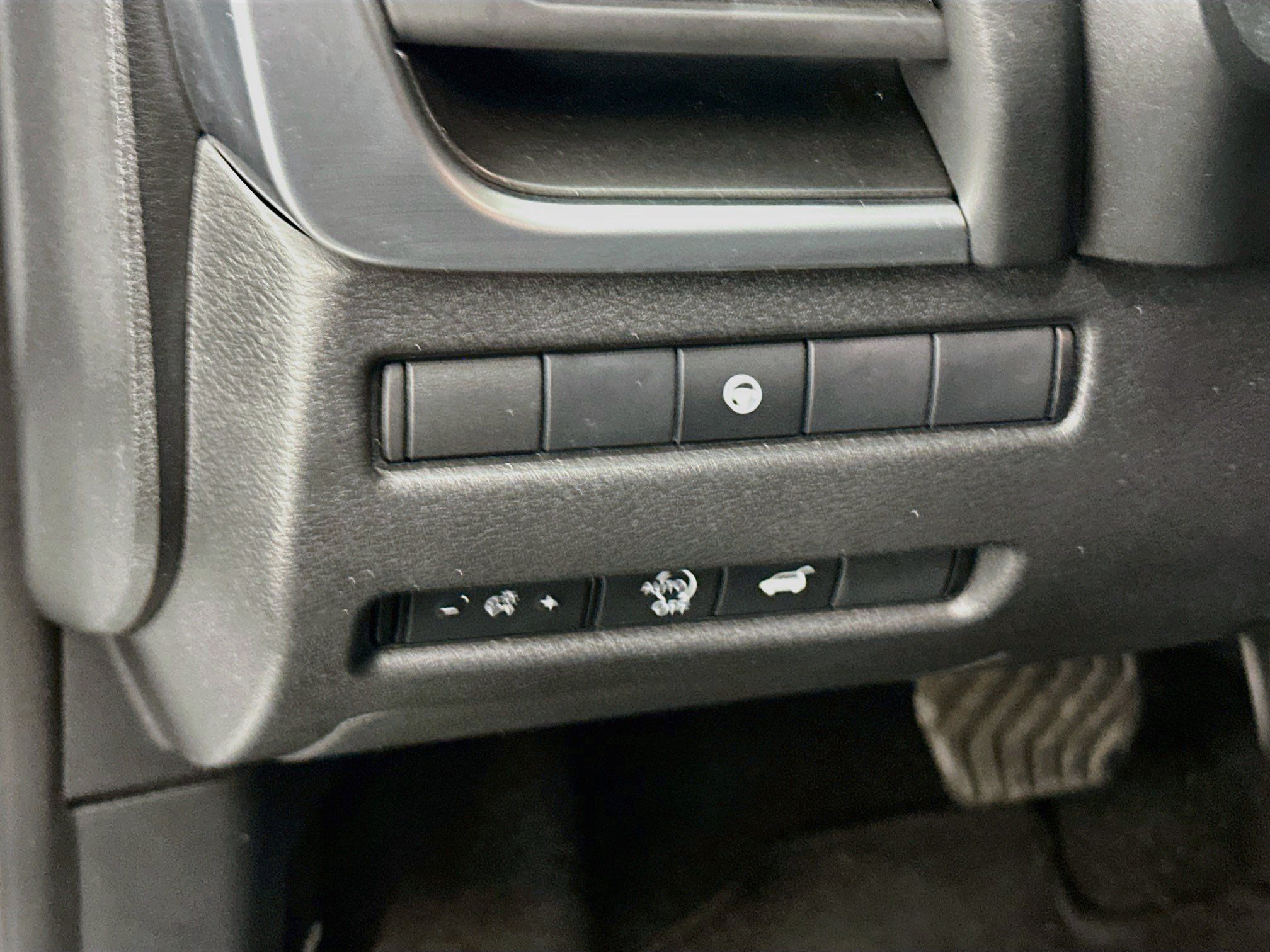 Used 2025 Nissan Rogue SV AWD/4WD image 17