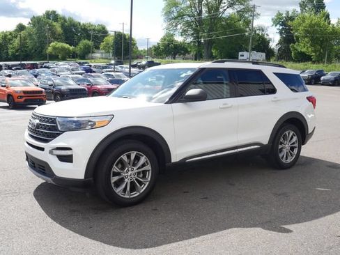 Used 2022 Ford Explorer XLT w/ Equipment Group 202A AWD/4WD image 9