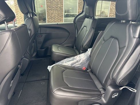 New 2026 Chrysler Pacifica Select image 14
