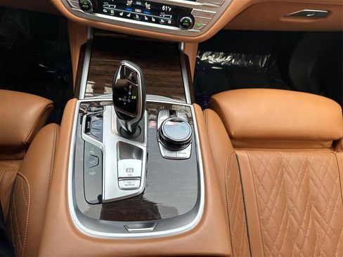 Used 2020 BMW 750i xDrive w/ Executive Package AWD/4WD image 16