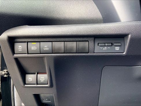 Used 2025 Toyota Sienna XLE Woodland Edition image 33