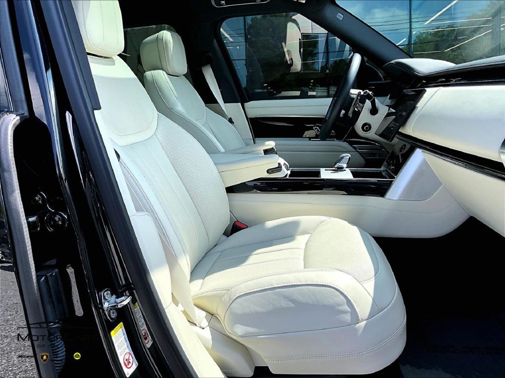 Used 2025 Land Rover Range Rover SE AWD/4WD image 9