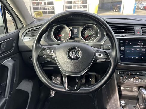 Used 2018 Volkswagen Tiguan SE w/ Panoramic Sunroof Package image 12