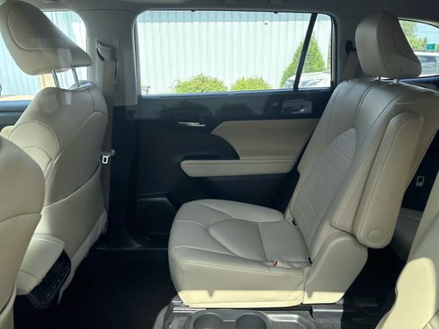 Used 2023 Toyota Highlander XLE AWD/4WD image 7