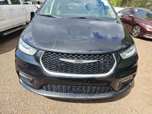 Used 2023 Chrysler Pacifica Limited image 2