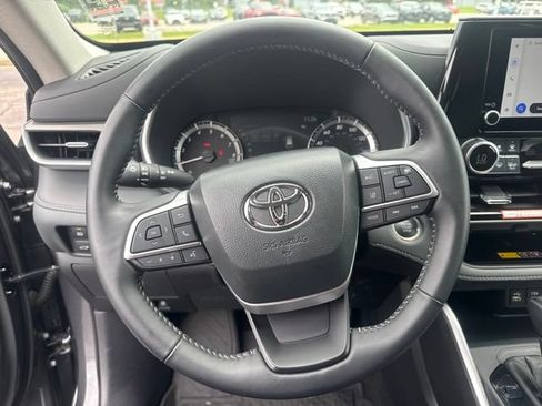Used 2025 Toyota Highlander XLE FWD image 29