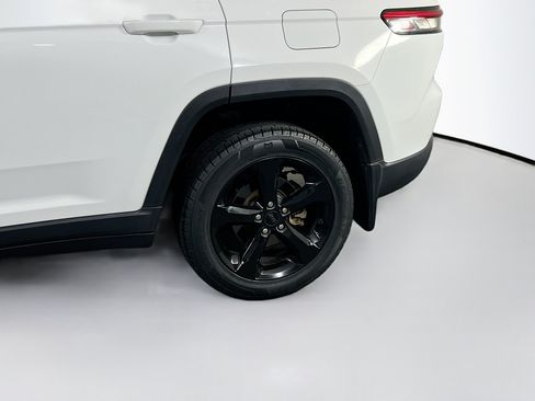 Used 2023 Jeep Grand Cherokee Limited w/ Black Appearance Package AWD/4WD image 30