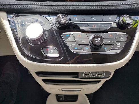 Used 2024 Chrysler Pacifica Limited FWD image 30