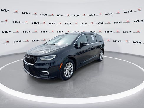 Used 2021 Chrysler Pacifica Touring-L FWD image 4