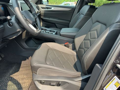 Used 2024 Volkswagen Atlas Cross Sport SE AWD/4WD image 9