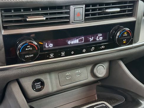 Used 2024 Nissan Rogue SV image 23