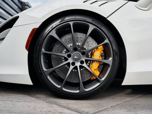 Used 2025 McLaren Artura Spider image 3