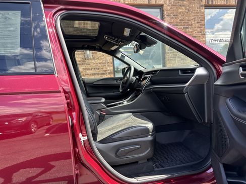 Used 2023 Jeep Grand Cherokee Altitude AWD/4WD image 13