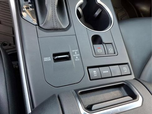 Used 2022 Toyota Highlander XLE FWD image 24