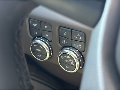 Used 2023 GMC Sierra 1500 Denali w/ Technology Package AWD/4WD image 10