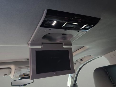 Used 2018 Chevrolet Suburban LT image 17