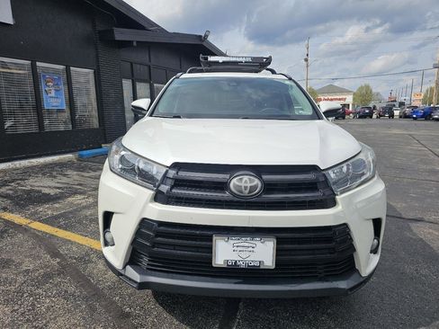 Used 2017 Toyota Highlander SE image 2