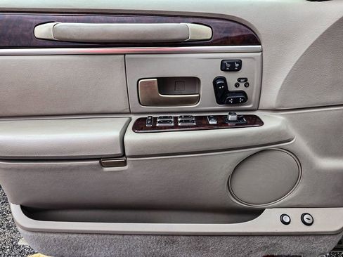 Used 2006 Lincoln Town Car Signature Limited image 10