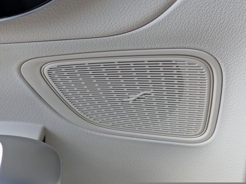 Used 2025 Mercedes-Benz GLC 300 image 26