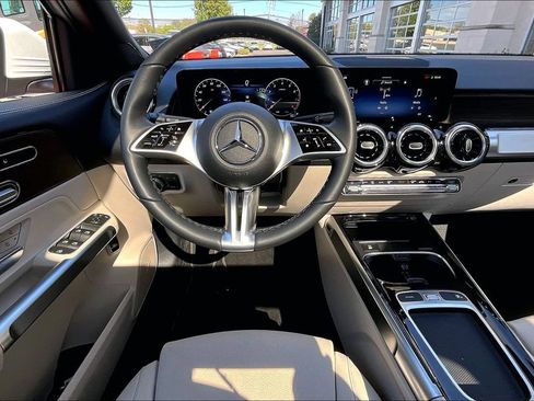 Used 2026 Mercedes-Benz GLB 250 4MATIC image 5