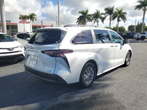 Used 2023 Toyota Sienna XLE image 4
