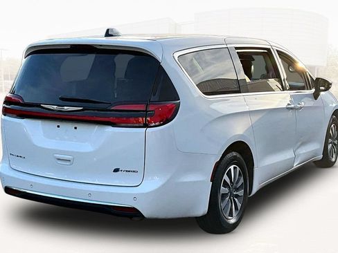 Used 2024 Chrysler Pacifica Limited FWD image 6